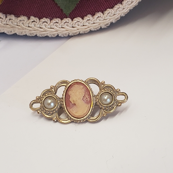 Vintage Jewelry - Gorgeous Vintage Cameo Brooch